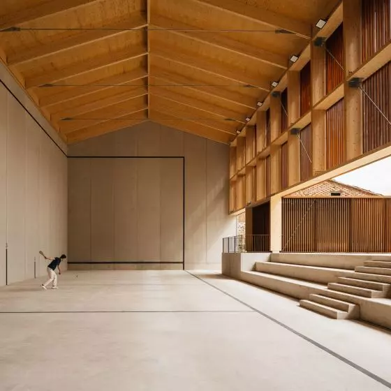 Frontón Maeztu w Aguilar de Codés projektu VERNE Arquitectura + Alejandro Maortua