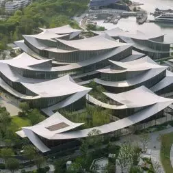 Suzhou Museum of Contemporary Art nad jeziorem Jinji projektu BIG