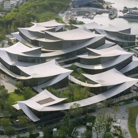Suzhou Museum of Contemporary Art nad jeziorem Jinji projektu BIG