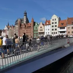 Przechodznie na kładce obrotowej w Gdańsku