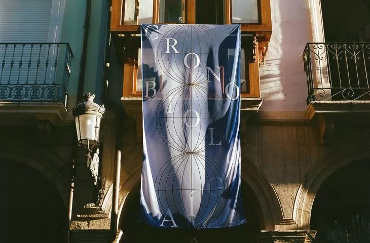 rozwieszone w mieście flagi były częścią wystawy Grupy Projektowej Centrala