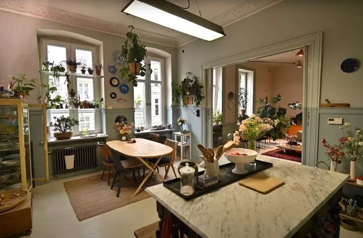Eclectic apartment of the owners of the flower shop 