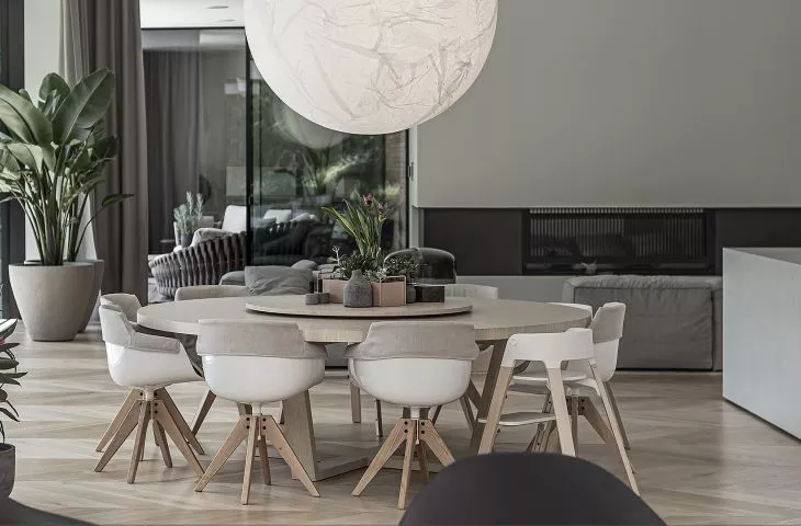 Luxurious and minimalist interior from KUOO Architects