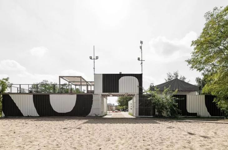 Jak wykorzystać używane kontenery w architekturze? Poznański Kontenerart od wiercinski-studio