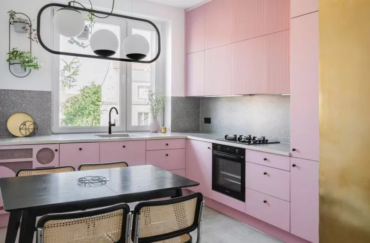 Pink kitchen, geometry and light. An apartment in a Gdansk tenement