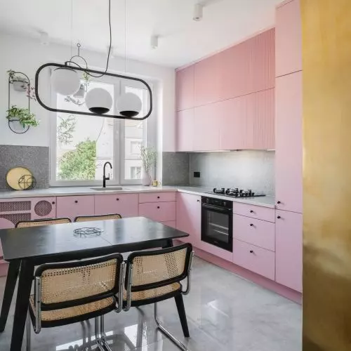 Pink kitchen, geometry and light. An apartment in a Gdansk tenement