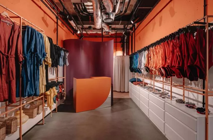 Butik Bodymaps – tymczasowe, kolorowe wnętrze w duchu less waste