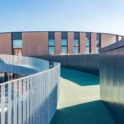 Aluminiowa obróbka dachu płaskiego – wygodne rozwiązanie konstrukcyjne dla nowoczesnej architektury