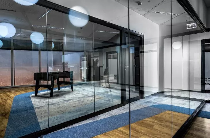 Minimalist and soundproofing aluminum and glass walls - an interior design hit!