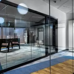 Minimalistyczne i wygłuszające ściany aluminiowo-szklane – hit wnętrzarski!