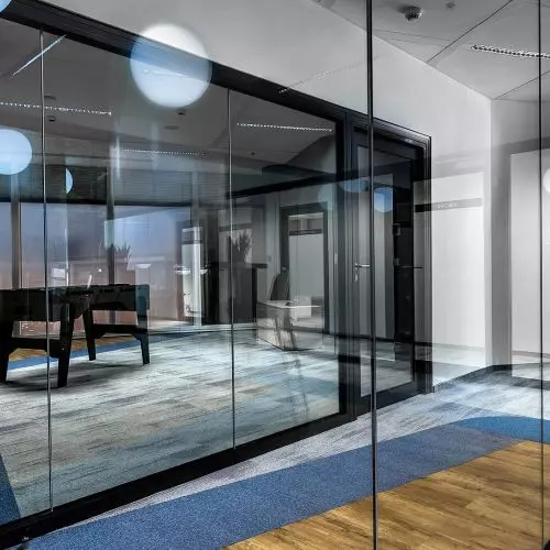 Minimalist and soundproofing aluminum and glass walls - an interior design hit!