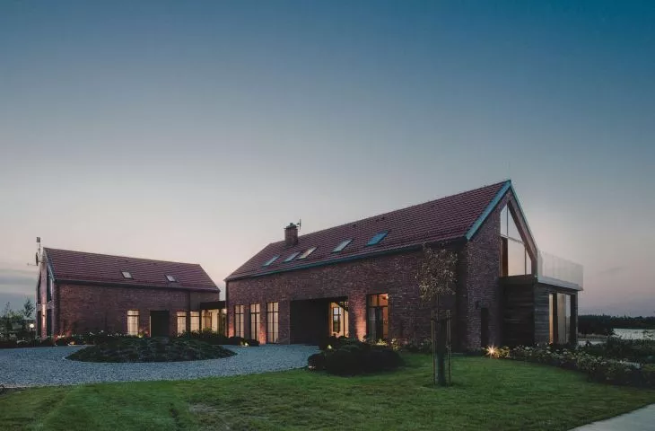 In the seclusion of the Masurian countryside. A barn house designed by Jagna Bielowicka