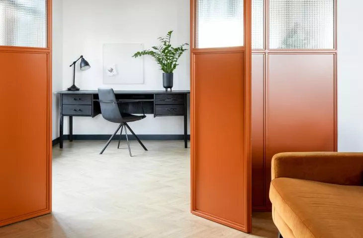 When less is more. An orangish apartment designed by BARAK studio
