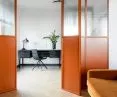 Oranżowe przepierzenie otwiera przestrzeń mieszkania