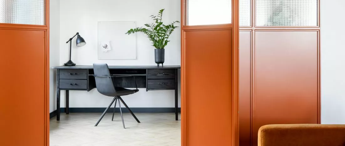 Kiedy mniej znaczy więcej. Oranżowe mieszkanie projektu pracowni BARAK