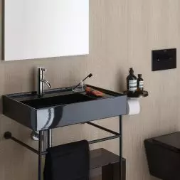 Projektanci uwielbiają czarne łazienki. Kolekcja Kartell by Laufen