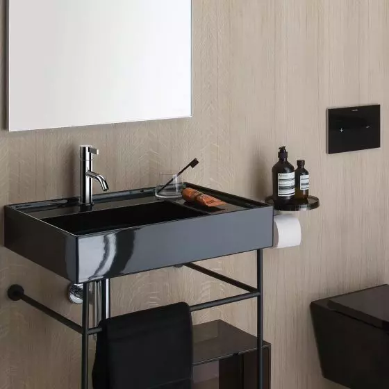 Projektanci uwielbiają czarne łazienki. Kolekcja Kartell by Laufen