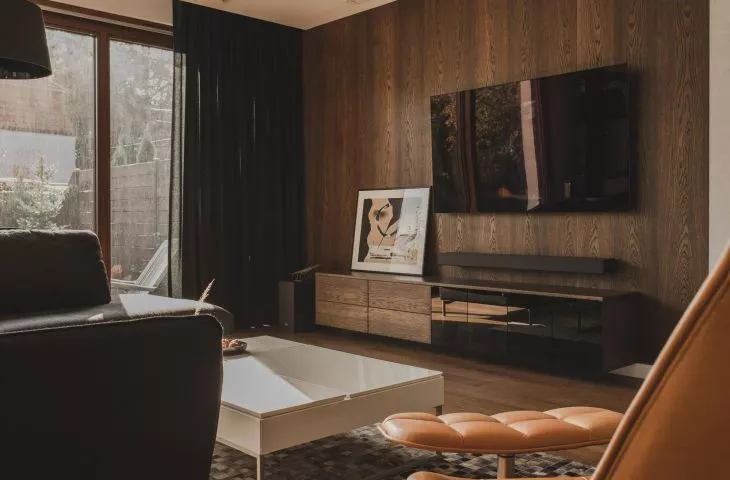 Noble materials and warm browns. Apartment from Projektyw studio