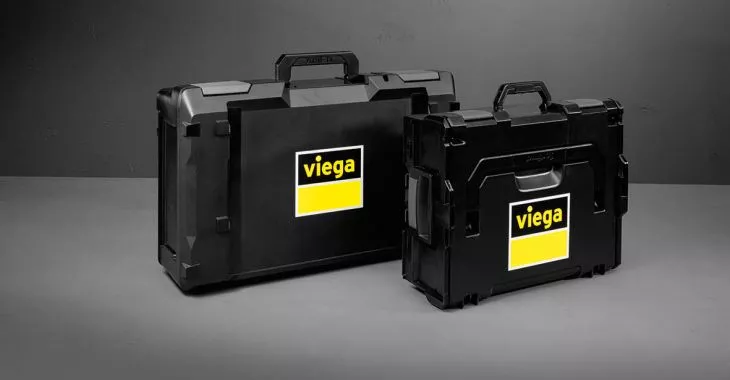 Nowy system walizek narzędziowych Viega sklada się z dwóch modeli, które mieszczą zaciskarkę Pressgun oraz wszystkie akcesoria potrzebne do montażu systemów zaprasowywanych.