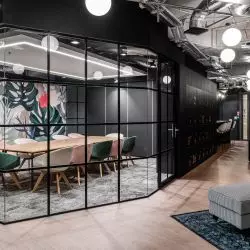 Biuro w stylu LOFT – ściany szprosowe tworzą industrialny charakter wnętrza