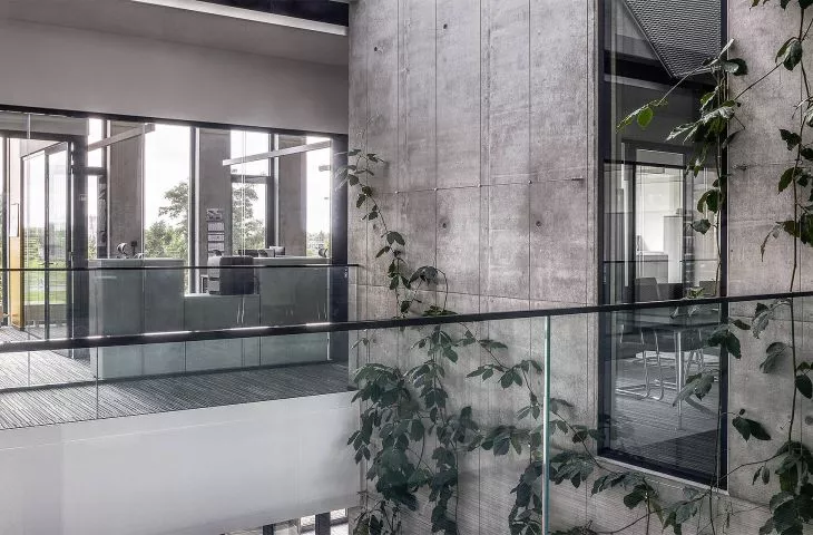 Okucia do konstrukcji szklanych we wnętrzach. Designerskie okucia dla biur i mieszkań