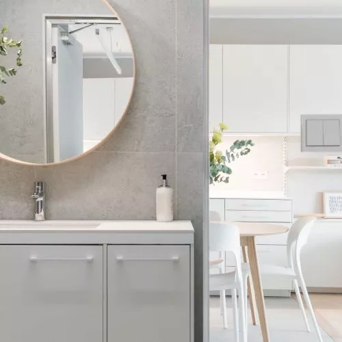 The quintessence of minimalism. Ascetic white apartment designed by ENDE marcin lewandowicz.