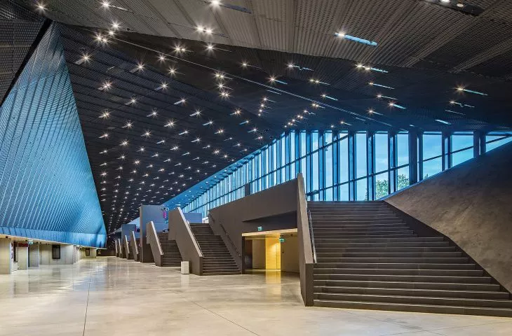 Materiały wykończeniowe z betonu szlachetnego do wnętrz i otoczenia obiektu. Jakość w kamieniu