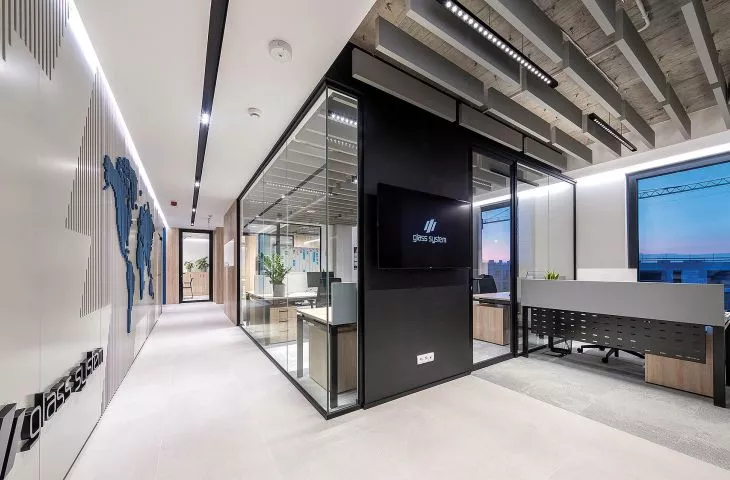 Functional arrangement of office space using glass architecture