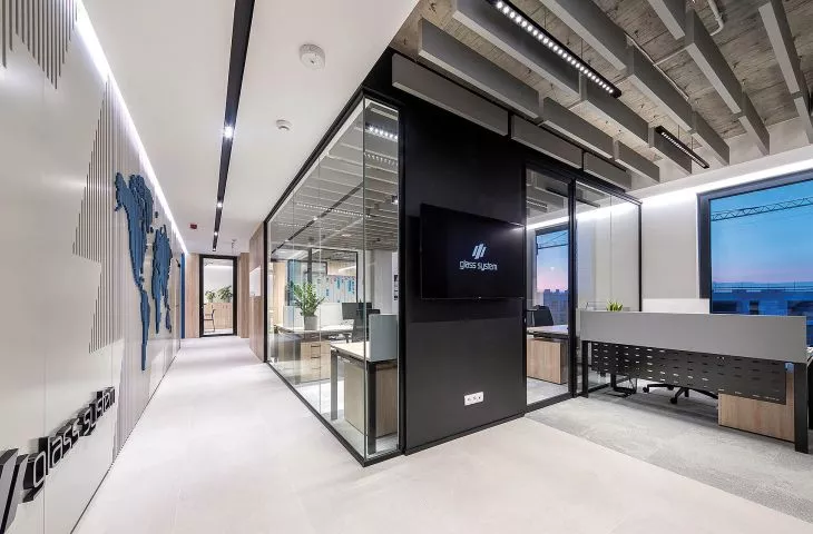 Funkcjonalna aranżacja przestrzeni biurowej z wykorzystaniem architektury szklanej
