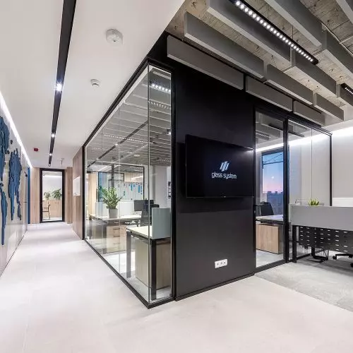 Functional arrangement of office space using glass architecture