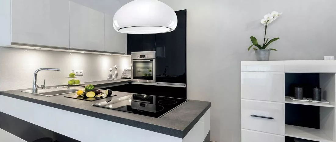 Designerskie i ciche okapy kuchenne. Minimalizm, biel, złoto – trendy w Twojej kuchni