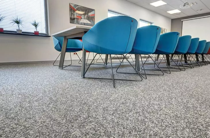 Synthetic resin floors with high mechanical strength and high chemical resistance