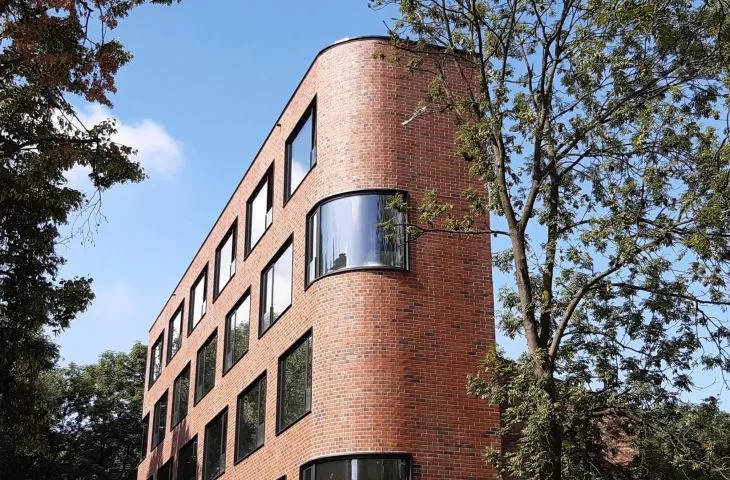 How to use a narrow plot of land in the city? Kraków office building designed by CAVU Architects