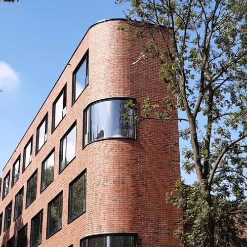 How to use a narrow plot of land in the city? Kraków office building designed by CAVU Architects