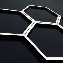 HEXAGON można zawiesić na ścianie, suficie lub postawić jako ozdobną lampę na biurko