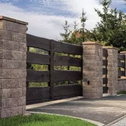 Betonowe ogrodzenia oraz elementy małej architektury ogrodowej