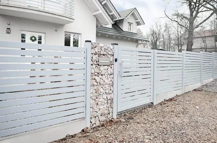 Fences for minimalist architecture. Fashionable novelties and classic solutions
