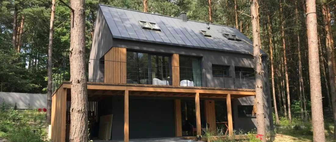 Mały, ekologiczny dom w leśnym otoczeniu. Projekt MFA Biuro Architektoniczne