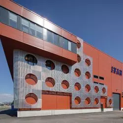 Projektowanie i produkcja energooszczędnych systemów lekkiej obudowy z płyt warstwowych