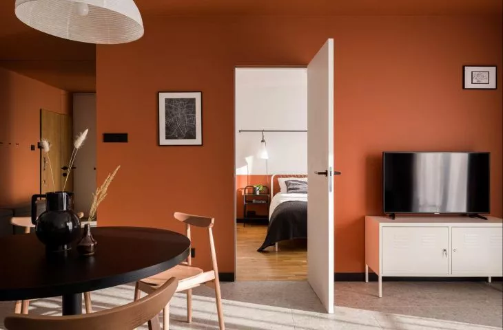 Niewielkie mieszkanie z kolorowym motywem przewodnim. Projekt łódzkiego wnętrza od 3XEL Architekci