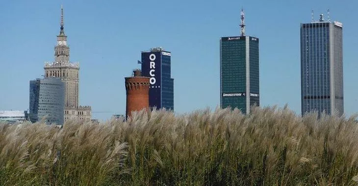 Warszawskie wieżowce widziane z terenu Filtrów Lindleya