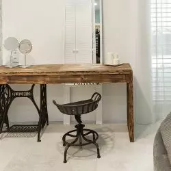 Piękne szlachetne meble wykonane z drewna ze starych chat