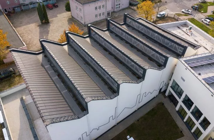 Dach szedowy i nawiązanie do przemysłowego charakteru miasta – hala sportowa w Stalowej Woli