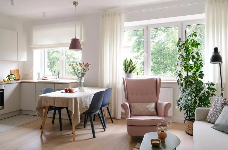 Blue, pink and white. A cozy apartment in Warsaw's Muranów district