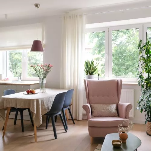 Blue, pink and white. A cozy apartment in Warsaw's Muranów district