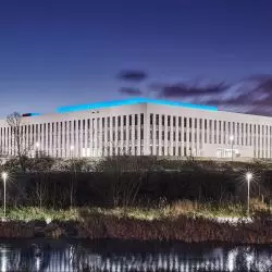 Budynek Wydziału Architektury Politechniki Poznańskiej z oświetleniem od Lena Lighting