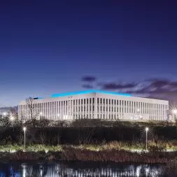 Budynek Wydziału Architektury Politechniki Poznańskiej z oświetleniem od Lena Lighting