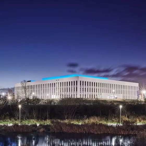 Budynek Wydziału Architektury Politechniki Poznańskiej z oświetleniem od Lena Lighting