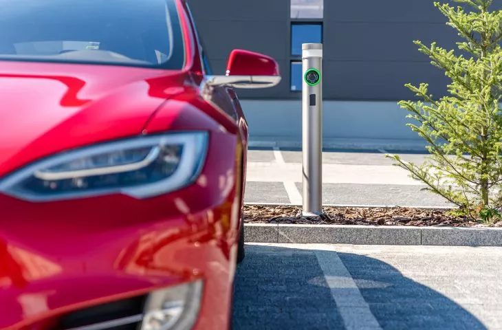 Świetlana przyszłość elektromobilności — ROSA wie jak połączyć estetykę z technologią w dobie rozwiązań eko