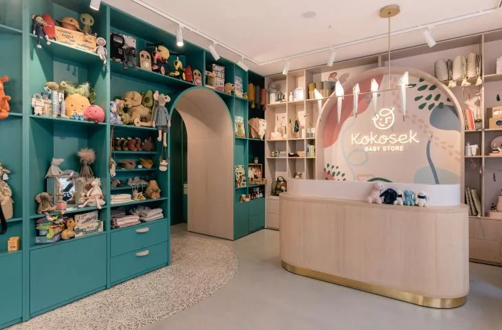 Bajkowe wnętrze dla dzieci i dla dorosłych. Sklep z zabawkami autorstwa Mode:lina Architekci